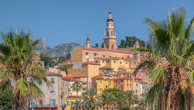 Die heute rund 30.000 Einwohner zählende Stadt, deren Geschichte eng verbunden mit dem Fürstenhaus Grimaldi von Monaco ist, wurde im 19. Jahrhundert als „Perle Frankreichs“ bezeichnet.